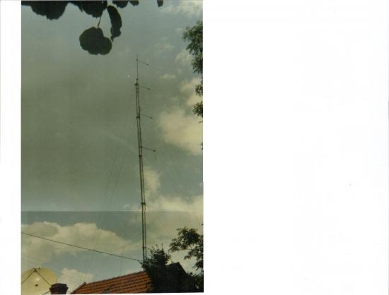 Ancien pylône triangulaire type Balmet haubanné Radio-Nostalgie au 61 ter, rue des Montapins à Nevers
